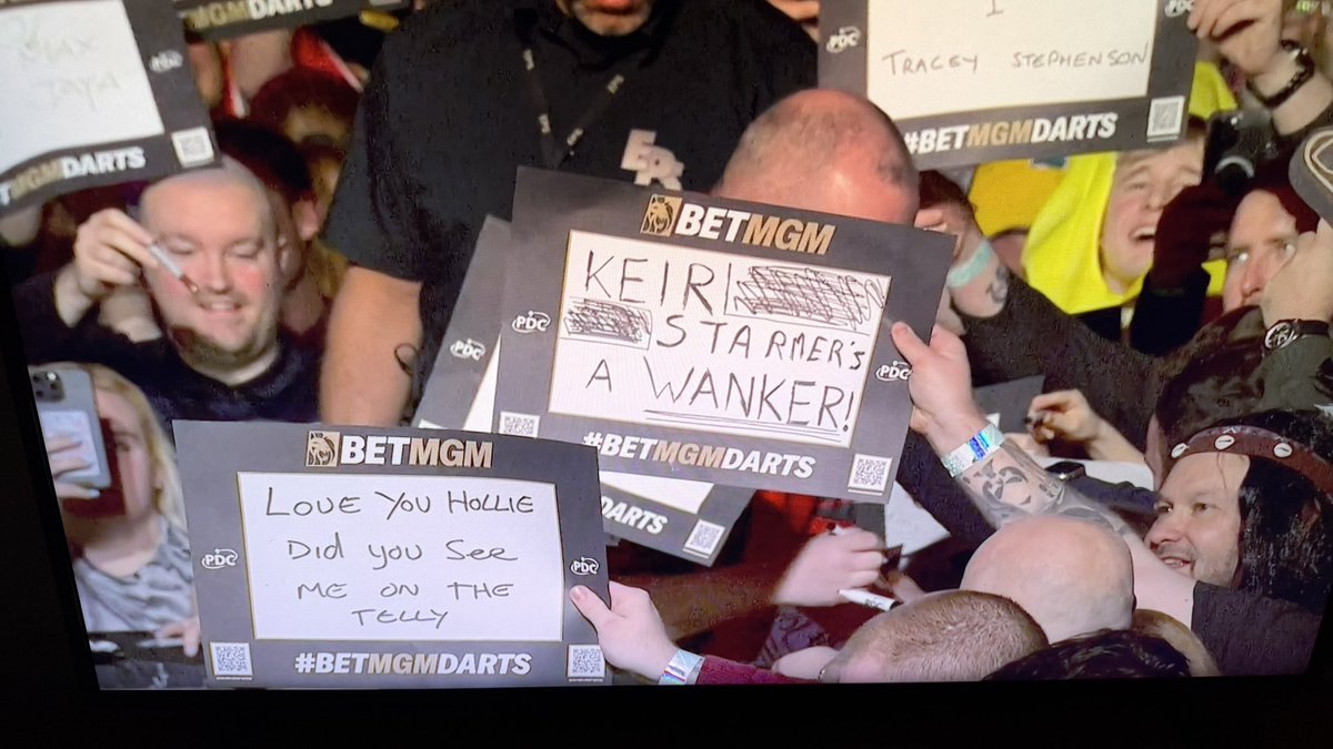 Oops, live on <a href="/SkySportsDarts/">Sky Sports Darts</a> 🙈🤣 #MVG #Bunting #PremierLeagueDarts #Darts