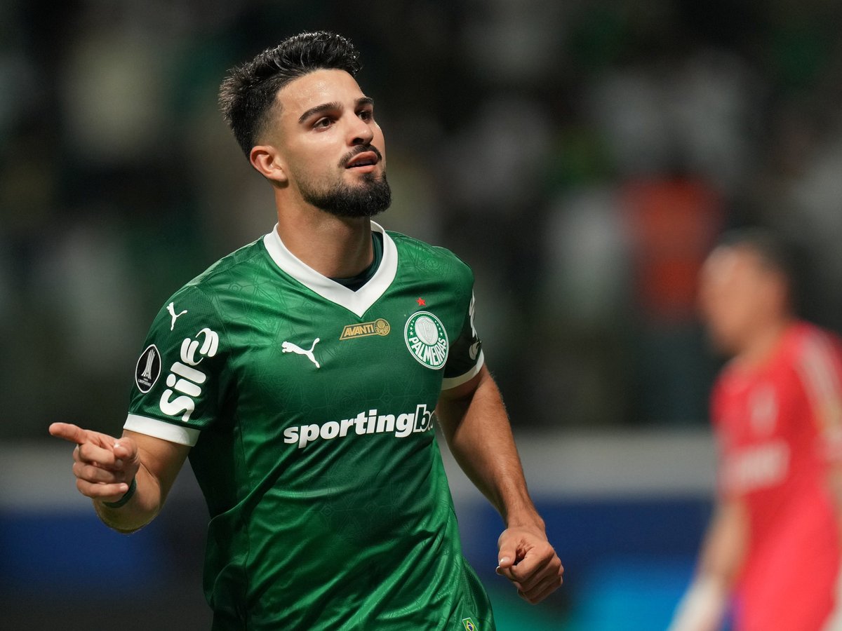 drmtlg's tweet photo. @Fenerbahce git Palmeiras'a ver Fred + parayı al Flaco Lopez'i. Adamların santrafor fazlası var. Ortasahalari boş. https://t.co/NGU0E46lEV