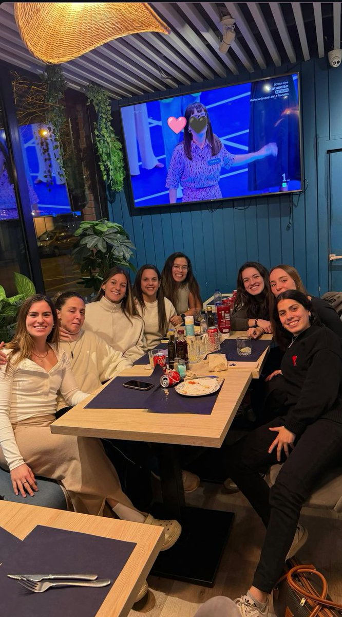 Reencuentro de ex kunitas!! Es para llorar 😥😥😥 como se las extraña 😥😥💜🖤🤟 <a href="/estoeskru_fc/">ESTO ES KRÜ FC 🖤🩷🤟🏻</a>  <a href="/LaBarraDeKRU_FC/">La Barra de KRÜ FC 🇦🇷⚽🤟🏼</a>  <a href="/alechoque19/">Alecm</a>