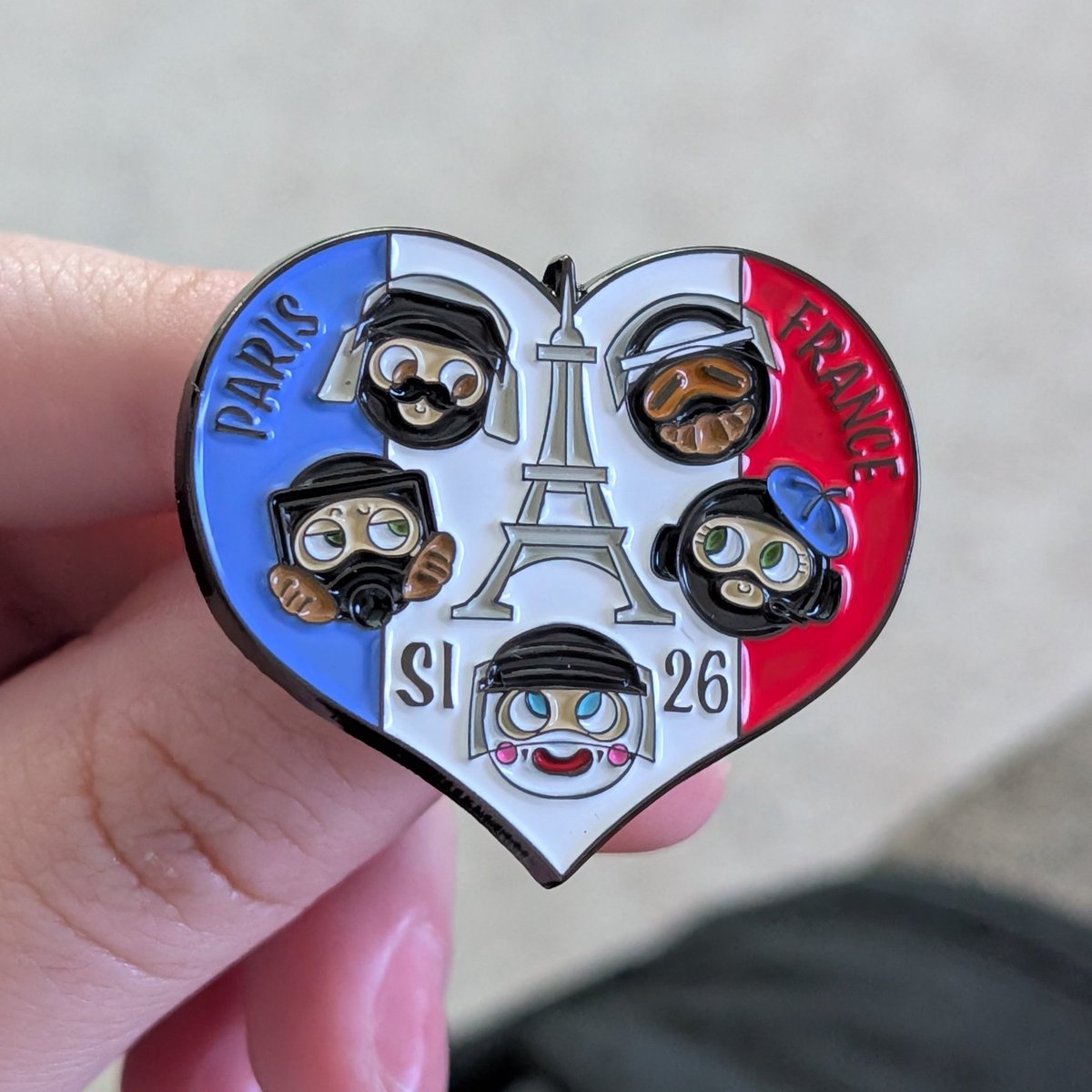_sazafraZ_'s tweet image. Who has two thumbs and made some awesome trade merch for the 2026 Paris Siege Invitational?

Official @R6RoundTable pin and a personal charm from my end 💕💖