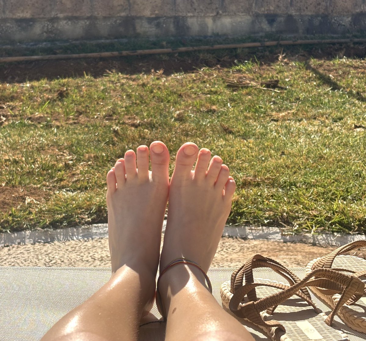 BerrySerene's tweet photo. much needed sun for my toes ☀️ https://t.co/OVdovmcItQ