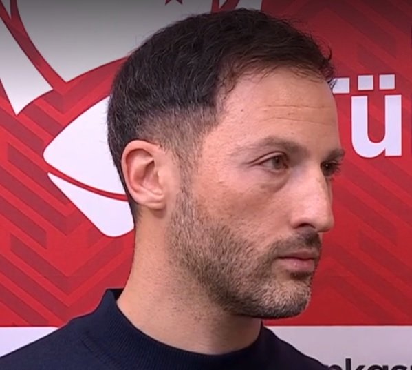 #SONDAKİKA | Domenico Tedesco: "Transfer yapmış olmak için yapmak istemiyoruz. Sırf bir forvet almak için forvet oyuncusu almayacağız. Oyuncunun her şeyine bakacağız. Karakteri, uyumu, mentalitesi. Kolay değil ama yarın son ana kadar gözümüz açık olacak."
