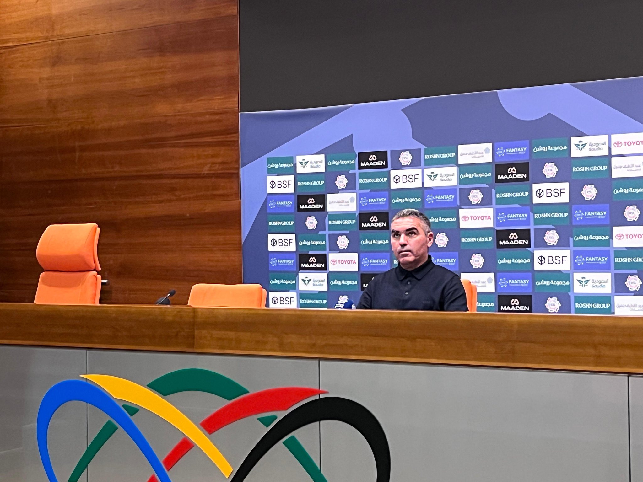 جلال قادري مدرب فريق الحزم في المؤتمر الصحافي: - في الشوط الثاني أجرينا تغييرات اضطرارية أكثر من كونها تكتيكية. حاولت بأن أركز على عدم الإصابات بالنسبة للاعبين نظر للإرهاق والضغط المستمر خلال هذا الشهر. #الأهلي_الحزم 