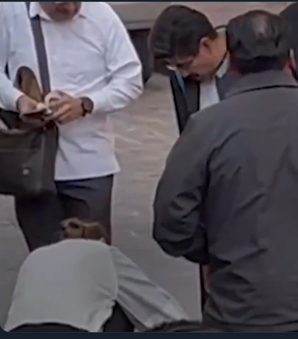 Si el presidente de la Suprema Corte es incapaz de bolearse él mismo los zapatos antes de salir de casa , y necesita ordenarle a una mujer que lo haga, ¿creen que algún día va a subirse al Metro? 

Les digo, el problema no eran los privilegios sino que no los tuvieran ellos.