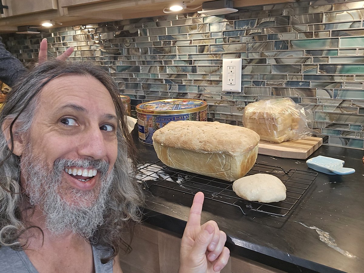 Johnnypatriot26's tweet image. I'm addicted to making fresh bread. I also made a ciabatta bun. 

Lunch: balsamic marinated tomatoes, avocado, swiss, and lettuce. 

With fake bacon for the crunchy salty smokey delight. 🤣🐷🫶
#HomemadeBread #ArtisanBread
#BreadMaking #BreadBaking
#RealBread #BreadLover