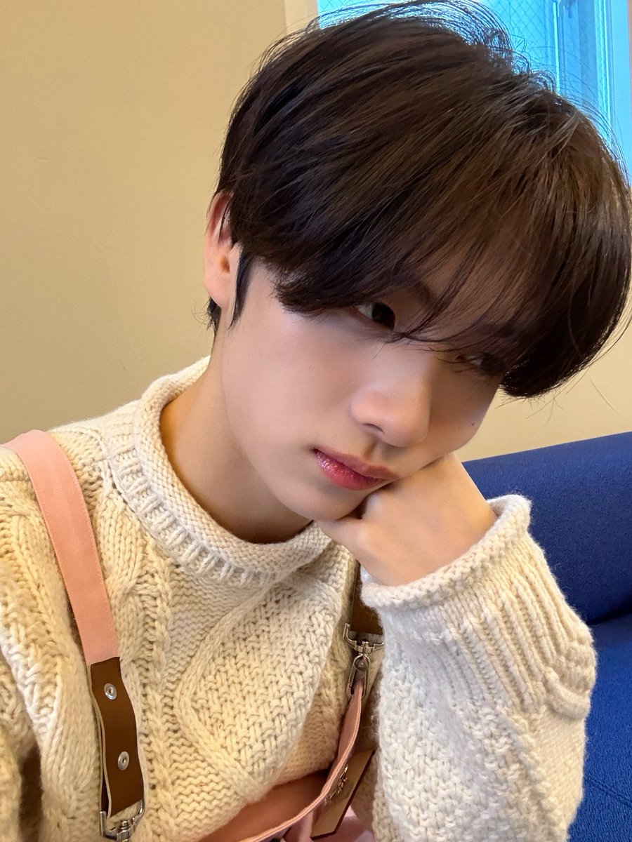 새벽에 깼는데 영재 사진 보니 괜찮다고 위로해주는 거 같아 괜히 울컥.