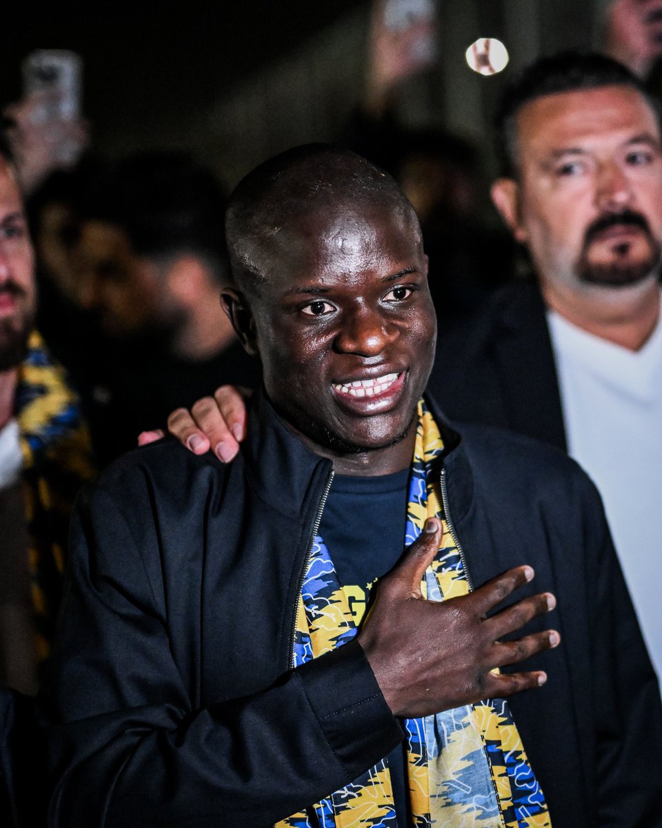 wallstwolverine's tweet photo. Los fans del Fenerbahçe celebran la llegada de Kanté. https://t.co/byEq8k4OIR