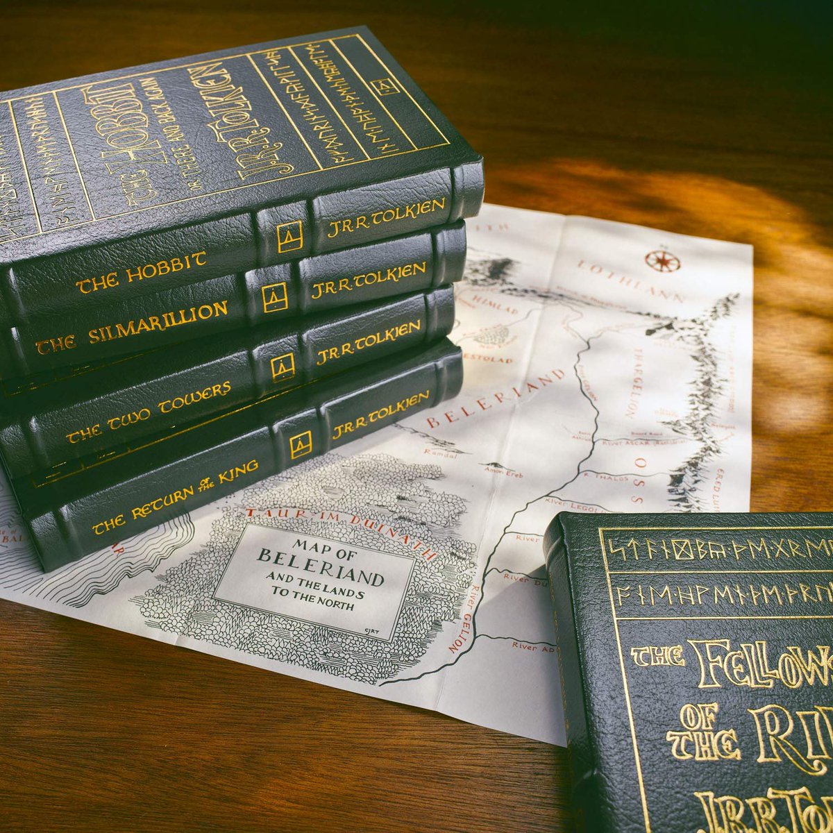 RevistaForja's tweet photo. ¿A quiénes nos urge leer a Tolkien?

Leer a Tolkien hoy no es refugiarse en la fantasía. Todos somos víctimas del divorcio de la belleza, el bien y la verdad en el ámbito cultural, y volver a sus historias es una forma seria de recomponer ese vínculo. https://t.co/tRmaqIWQcj