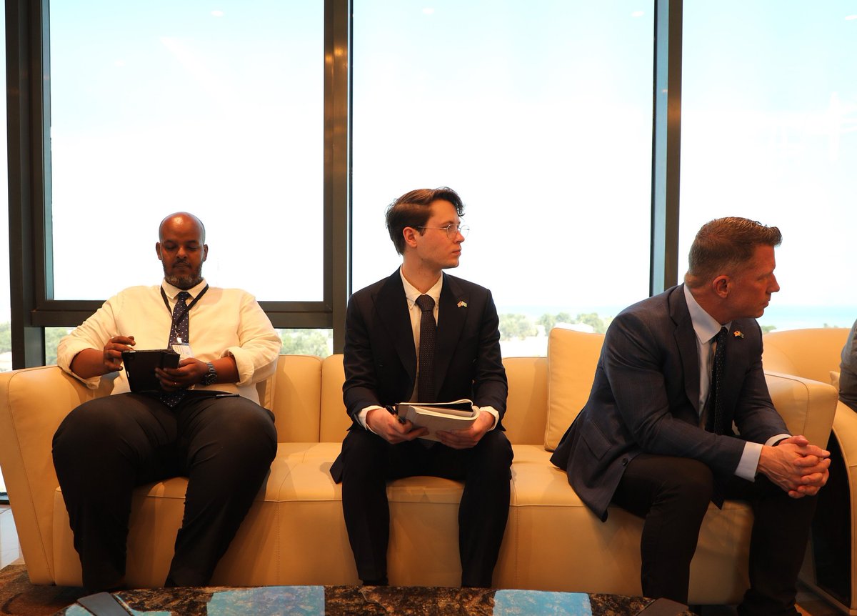 Le Ministre Yonis Ali Guedi présente les atouts et potentialités énergétiques, pétro-gazières et minières de notre pays à la délégation d'investisseurs américains de l’US-Djibouti Business Roundtable Board Members.
m.facebook.com/story.php?stor…
