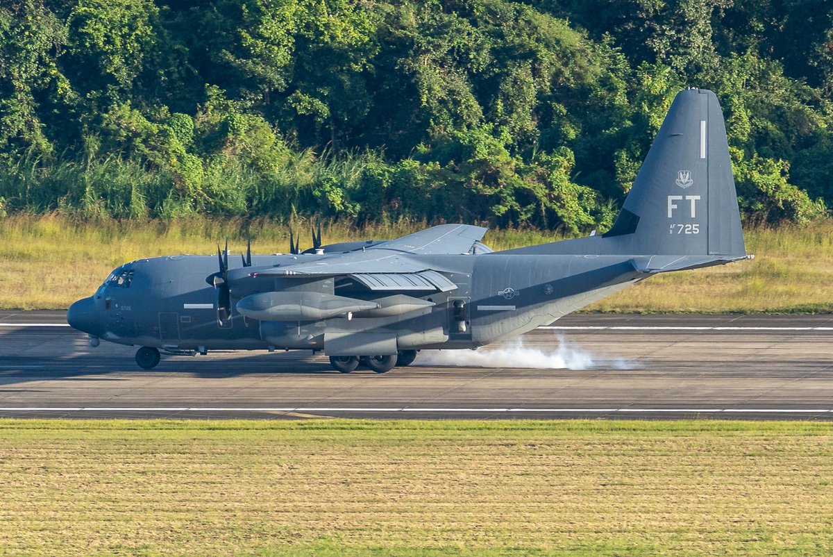 C-130 Hercules USAF (FT) despegando con todo en Ceiba, Puerto Rico. ¡Qué bestia! 🇵🇷✈️📸
#C130 #USAF #Ceiba #PuertoRico #Aviacion #Military”