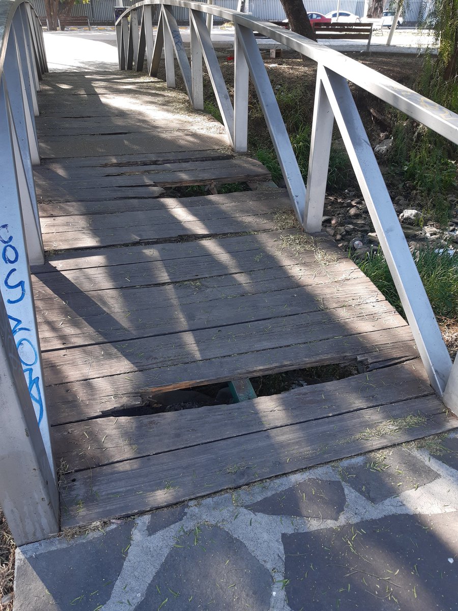 AlvaroceronV's tweet photo. Buenas tardes  @spublicosqro agradecemos su atención con este "puente" que tiene partes dañadas, poco antes del Parque para Perros en Epigmenio González @rtqro @SinPermisoQro @rr https://t.co/Azzs0PjQoM