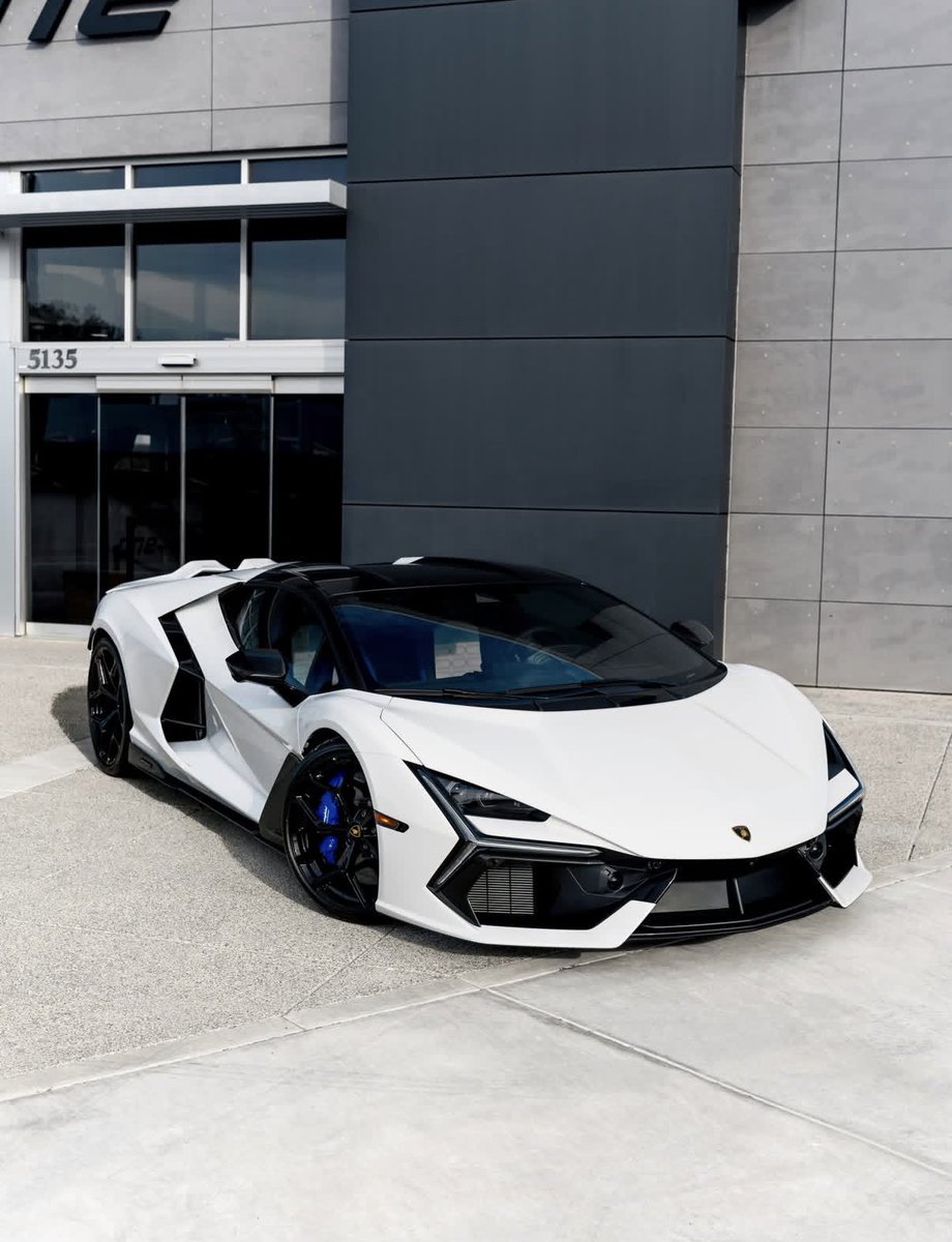 Lamborghini Revuelto 🕊️