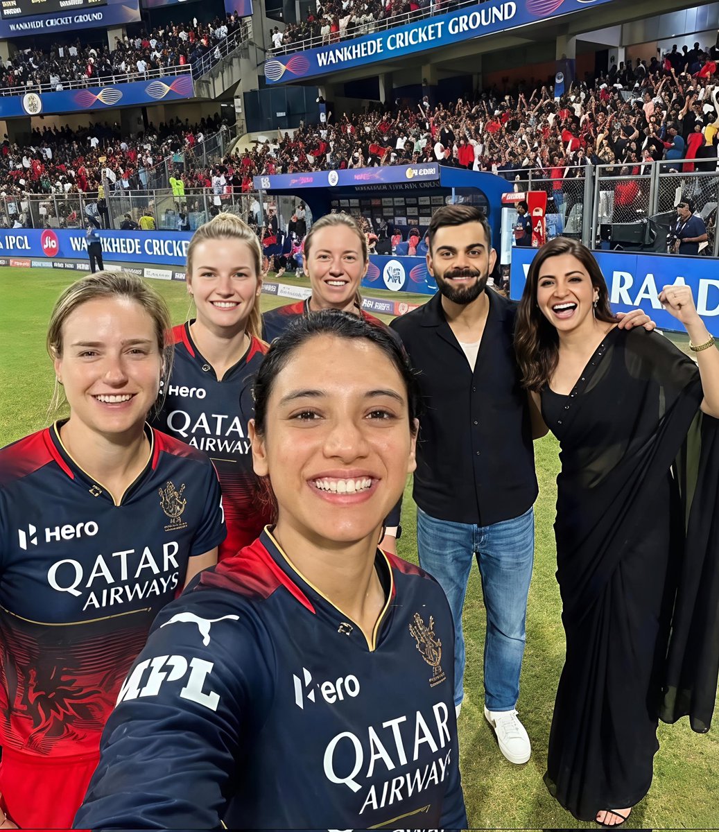 Mostlykohli's tweet photo. This selfie would’ve broken the internet https://t.co/V4cJ4kXJX6