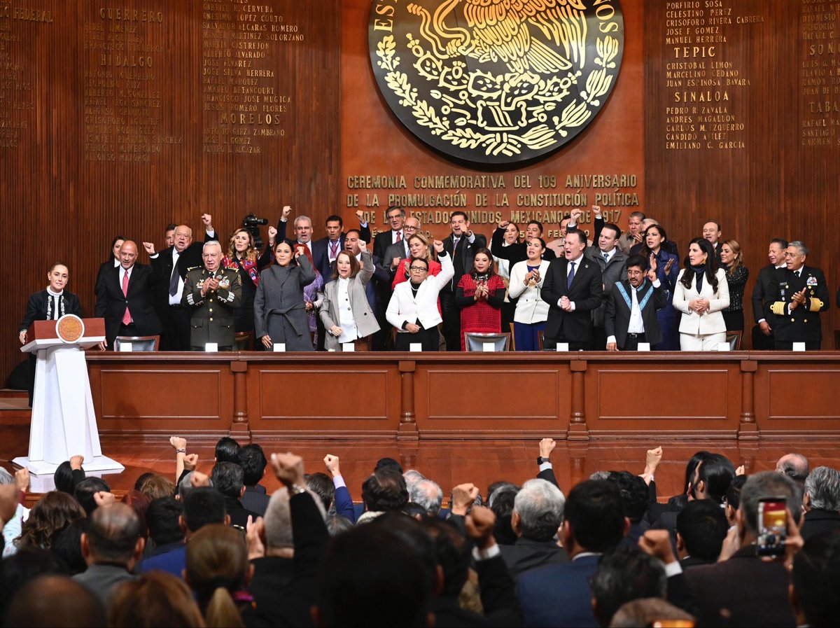 Desde Querétaro, junto a nuestra presidenta, la Dra. <a href="/Claudiashein/">Claudia Sheinbaum Pardo</a> 👩🏻‍💼, compañeras y compañeros gobernadores, así como representantes de los Poderes Legislativo y Judicial, conmemoramos 109 años de la promulgación de nuestra Constitución Política de 1917 📜🇲🇽, la cual nos recuerda