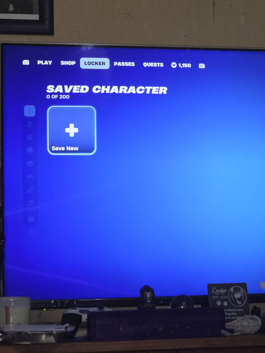 _Leann_J's tweet photo. @FortniteStatus Where's all my characters!! My skins!! All gone wtf fornite 😤 even my sidekicks are gone everything gone i got random as$ character https://t.co/QGQJIhPP6M