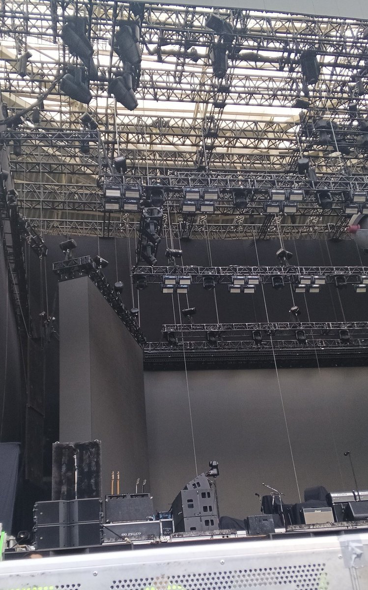 nosferarity's tweet image. sera q os mcr vão tocar quibungo