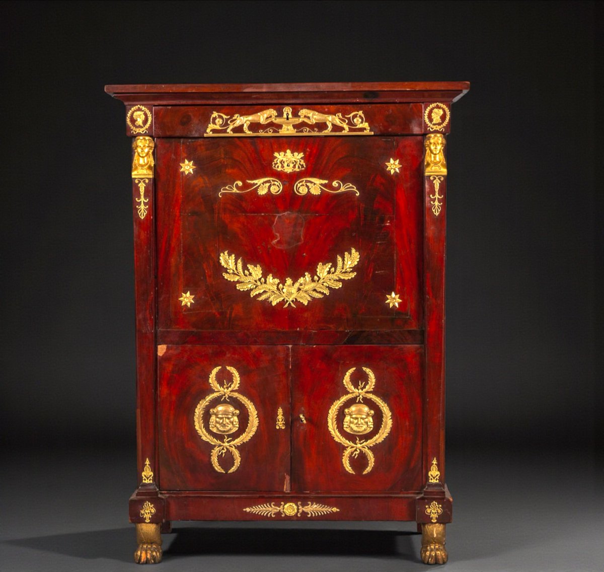 Lot 182 | Empire-style secrétaire, Napoleon III
France, 19th century. Mahogany with gilt bronze mounts, never restored.
Starting price €7,000 | Est. €12,000–€16,000

🔗 ow.ly/r9mX50Y9cYx
.
.
.
#EmpireStyle #AntiqueFurniture #NapoleonIII #Auction #TemplumAuctions