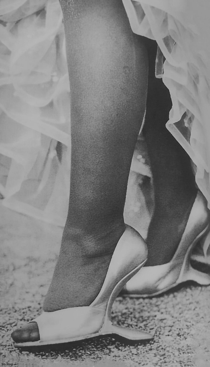 Desde niña, los zapatos marcaron la vida de Celia Cruz como una carencia y, a la vez, como una fascinación temprana. Llegó a ir a la escuela con los zapatos rotos y su primer vínculo simbólico con ellos se dio cuando usó unos zapatos blancos de charol, muy de moda, para debutar