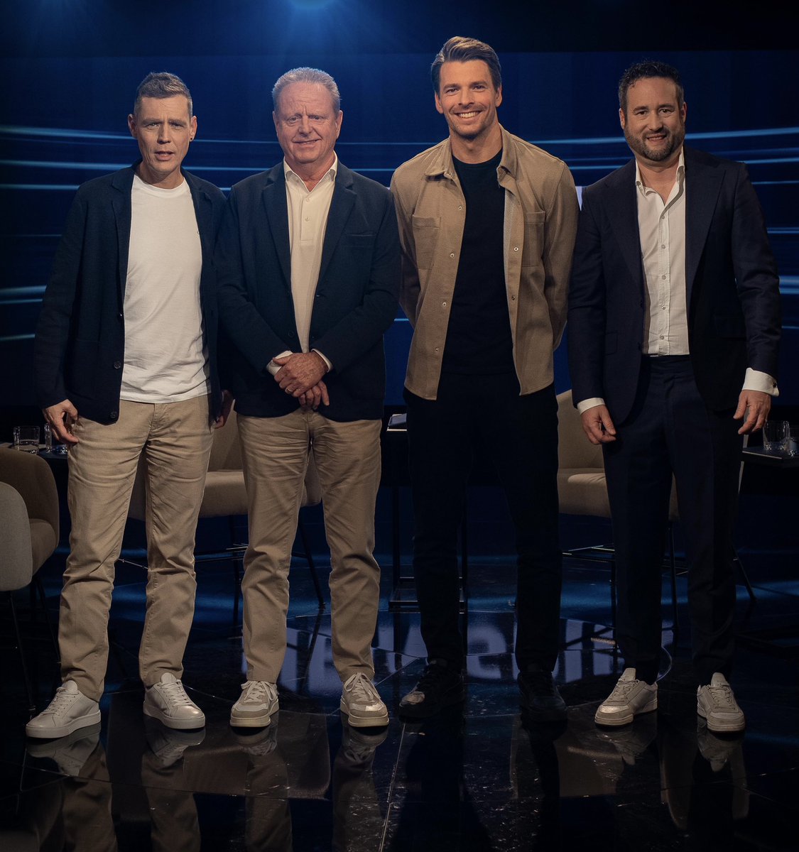 Kleiderschrank von Sportjournalisten:
1 x Navy Slimfit Anzug
1 x Beige Chinos
1 x Weisses Hemd
1 x Weisses Shirt
1 x Weisse Sneakers
 
Natürlich noch alles ungebügelt