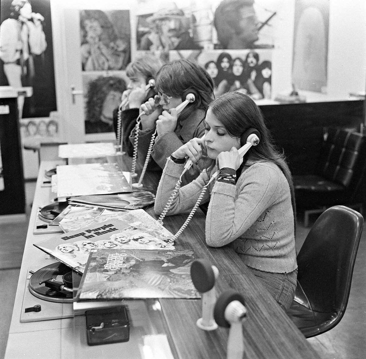 DMC_BS's tweet photo. LP's hören in irgend einem Plattenladen (?) oder Warenhaus in Basel um 1970 - Wer weiss welcher Laden das war ❓ Kein Quiz!

Foto: Hans Bertolf 
StABS-BSL 1013 1-4862 1

#verschwundenesbasel #wärwaisswodasisch #basel #schallplattenliebe https://t.co/vtqZ9sVkgr