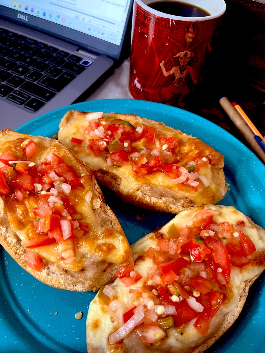 LLulash's tweet photo. Molletes receta de mi #Chilaco #almuerzo https://t.co/Z0SYtBYrLd