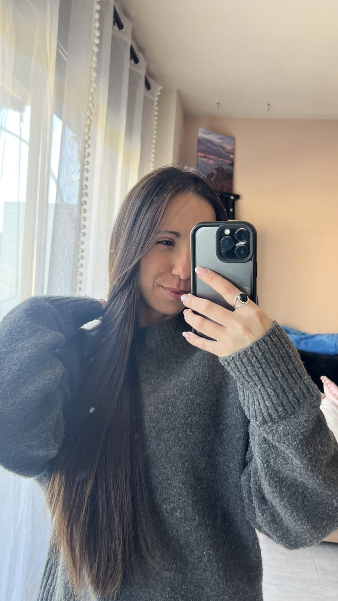 “Vorrei resettare la mente e far finta che non sia così
[…]
Ti ritrovo in un ricordo e in un secondo
Non so più respirare,
ti voglio dimenticare
Però non so come si fa, ah, ah”✨