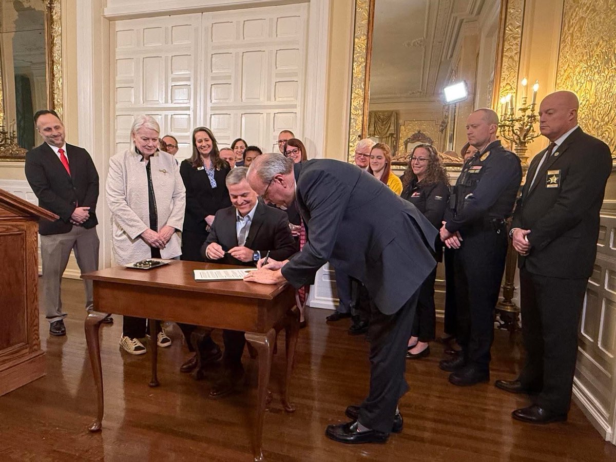 cityofwsfire's tweet image. Kristin Ryan, Director of the #WSFire BEAR Team, attended today’s signing as Governor Josh Stein signed an executive order to strengthen behavioral health care and public safety across NC. Proud to support efforts that better serve our communities. 🔥🤝  #CommunitySupport