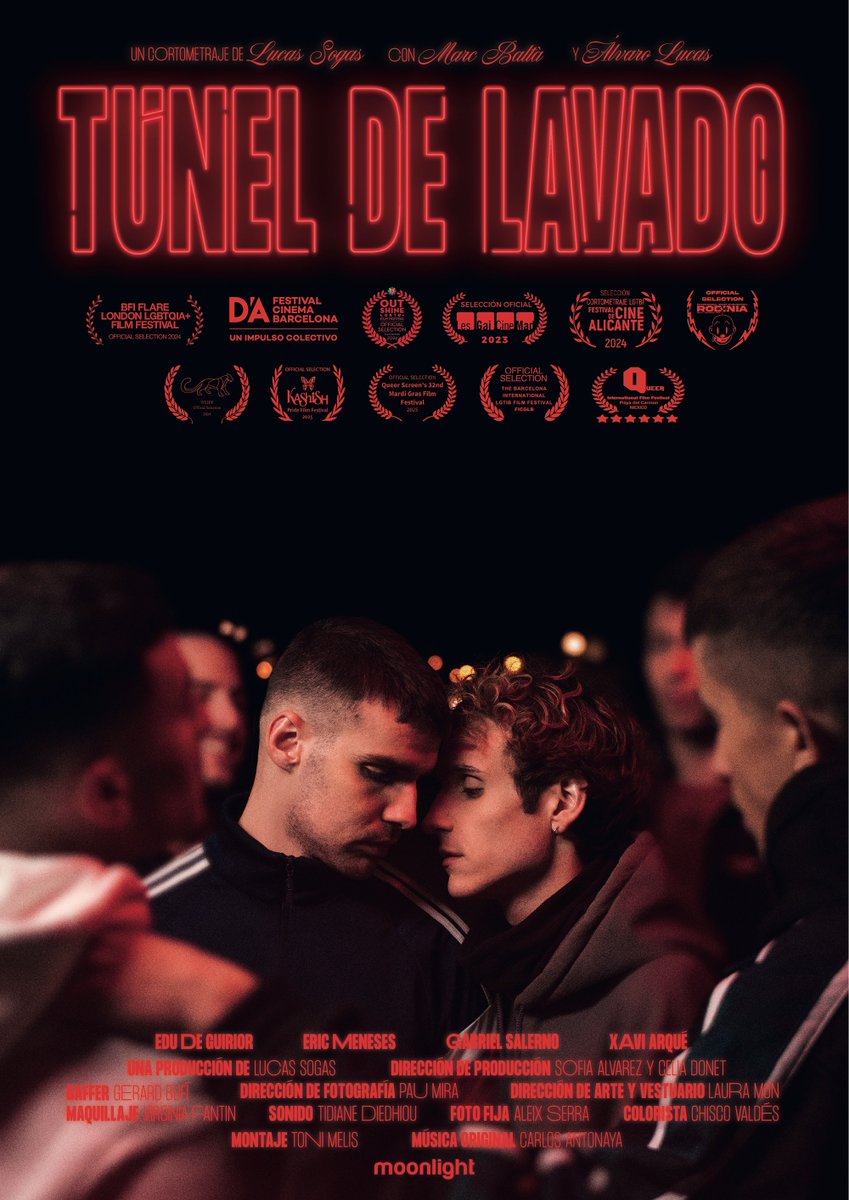 “Túnel de lavado”, curta de Lucas Sogas, foca no romance entre dois jogadores de futebol. Em 29 minutos, o filme recusa redenções fáceis para expor o custo de uma relação que só existe no desvio e na sombra de um ambiente hipermasculinizado.
cinematografiaqueer.blogspot.com/2026/02/tunel-…