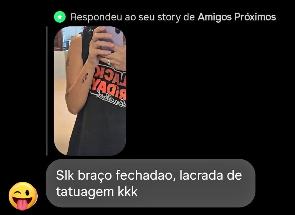 eu toda feliz mostrando meu bração tatuado