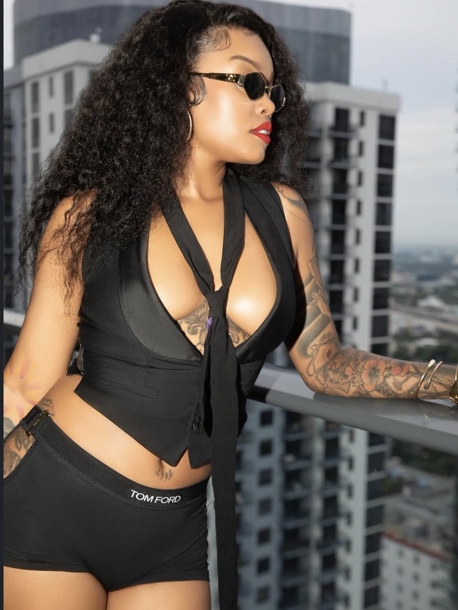 natwanyal's tweet photo. this look is so hard to me 🔥🔥🔥 @MaliibuMiitch real boss bish!!! Little did we know u was bouta rap ur ass off on #DOATRICK !!! 🌴🌴🌴 #MaliibuMiitch https://t.co/rIJwdUE5l6