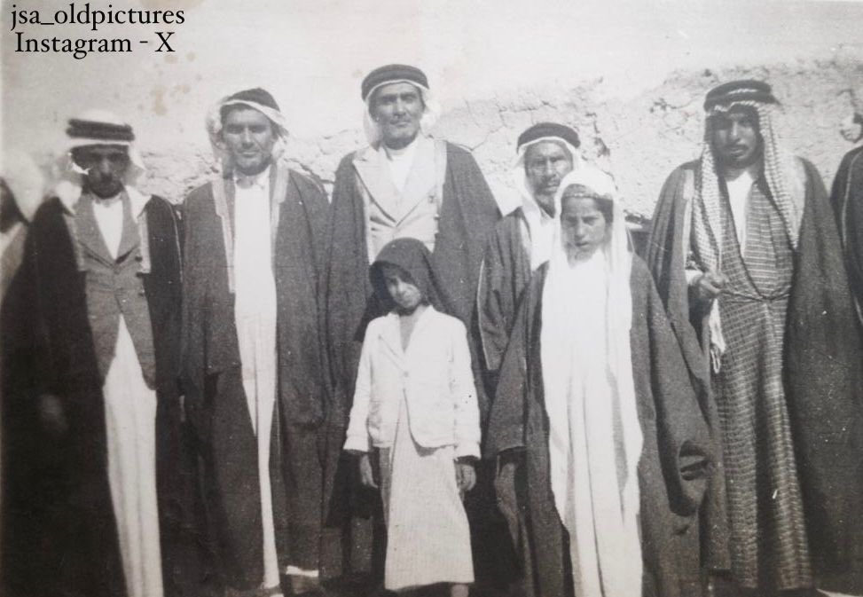 JSA_OldPictures's tweet photo. القطيف- ١٩٥٠م
منزل الحاج عبدالله اخوان 
١- عبدالله نصرالله مدير بيت المال واملاك الدولة في القطيف وعمدة القلعة
٢- حسن افندي مدير بيت المال في الاحساء وابنة عبدالقادر 
٣- احمد زهران
مديرجمارك القطيف 
٤- فيصل الماجد
٥- احمد حسين السنان 
(ابو عبدالغني)
٦- عبدالرسول المصطفى (ابوفارس) https://t.co/4bDY0zxLHO