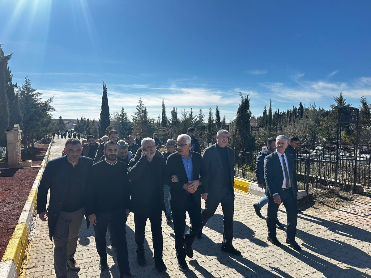 dembirderkahta's tweet photo. Dembir Kahta Şubesi olarak, Genel Başkanımız Mehmet Metiner, Dernek Sözcümüz Mustafa Akel ve Adıyaman Şube Başkanımız Batuhan Daşkol ile birlikte Adıyaman Deprem Şehitliği’ni ziyaret ettik. Aziz şehitlerimizi rahmet ve saygıyla andık.
@MetinerBasin @1Mustafakel @batuhandaskol https://t.co/6zJ5ZoAdDz
