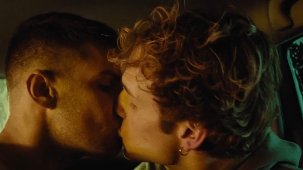 O túnel lava carros é refúgio e cápsula claustrofóbica em “Túnel de lavado”. O sexo é filmado como confronto, onde o prazer amplifica o medo. A lavagem não é purificação, mas uma travessia violenta que torna impossível reorganizar o que foi contido.
cinematografiaqueer.blogspot.com/2026/02/tunel-…