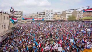 alya65957's tweet photo. Radefan’da toplanan kalabalığın görüntüleri gerçekten dikkat çekici 🇾🇪
 Yemen’in güneyinde siyasi hareketliliğin yeniden yükseldiği açıkça görülüyor.
#Yemen https://t.co/0SlQe2lyES