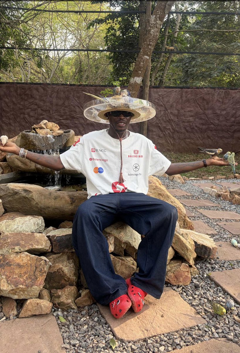 fa_xy2's tweet photo. Fireboy DML Celebrates His 30th birthday with family and friends in Accra 🇬🇭❤️ https://t.co/ifUciGaSLa