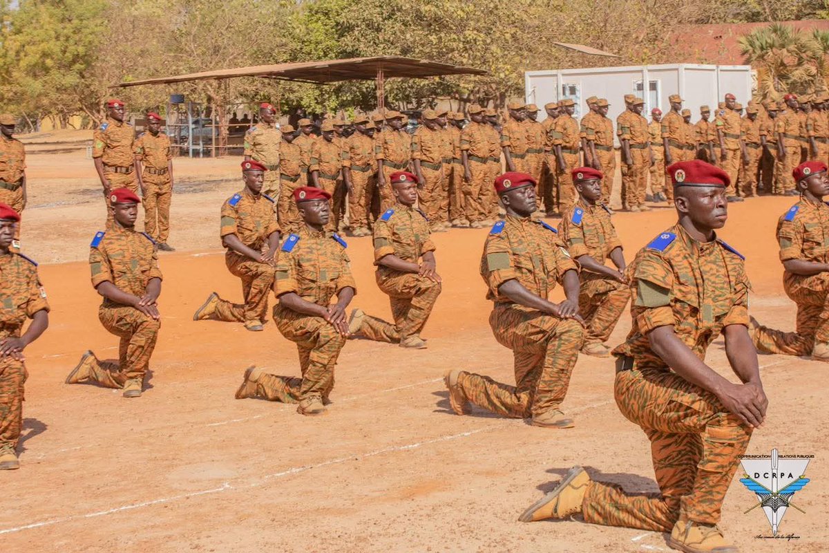 burkina24's tweet image. 🇧🇫 Sortie de 351 nouvelles recrues au Camp Général Baba Sy 

Source : #EMGA
#Burkina24