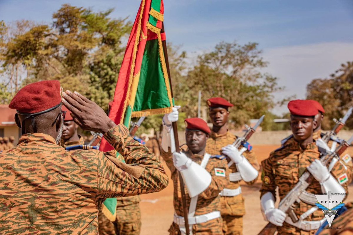 burkina24's tweet image. 🇧🇫 Sortie de 351 nouvelles recrues au Camp Général Baba Sy 

Source : #EMGA
#Burkina24