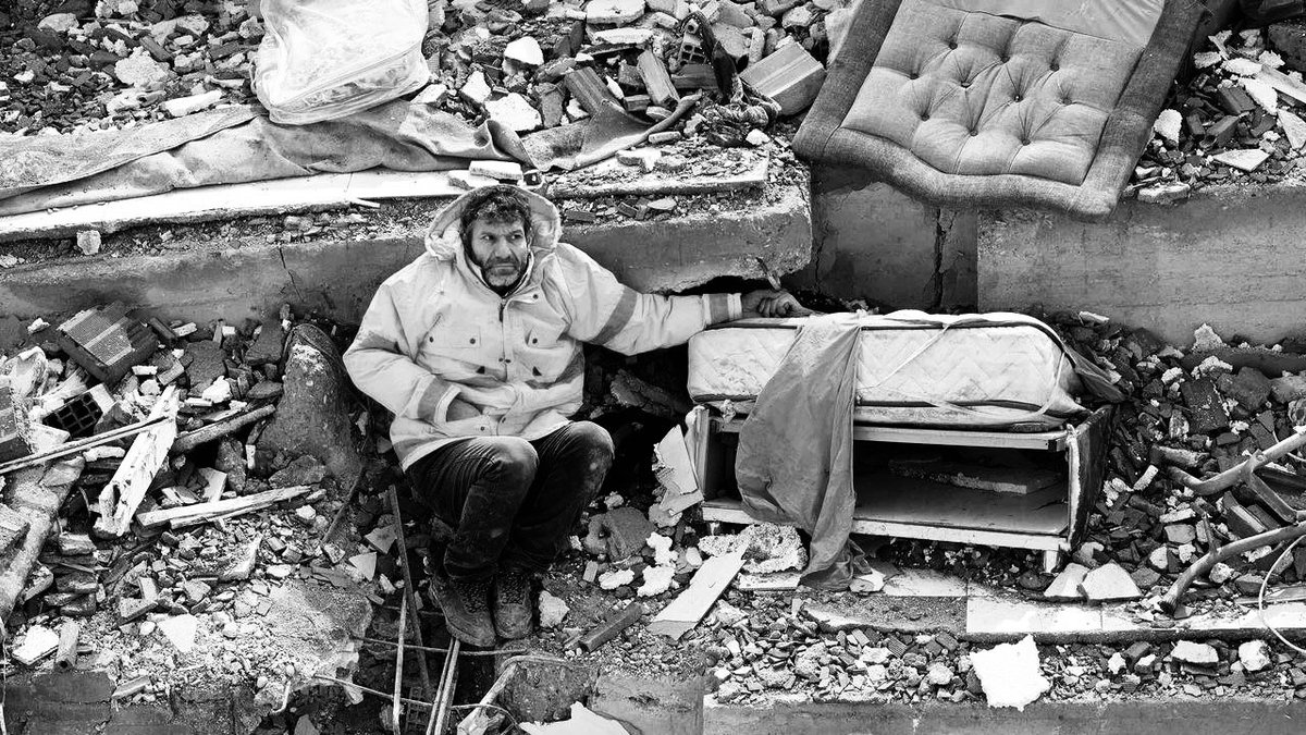 Sabahı olmayan gece…
Ne acısı biter,
Ne yası.

Ölüm kapladı tüm ülkeyi.
Söz bitti.

Yitip giden tüm kayıplar yüreğimizde.
Geride kalanlara sabır ve dayanma gücü dilerim.
Unutmadık.
Affetmeyeceğiz.
Helalleşmeyeceğiz. 
#6Şubat