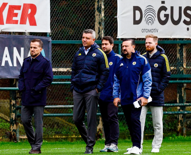 Ne sabır ne süre dediniz, bahanelerin arkasına sığınmayacağız dediniz. Problem varsa parayla çözeriz dediniz. Fenerbahçe'nin forvet problemini çözün. Planlamayı siz yaptınız kontenjan bahanesine sığınmayın.

#BahaneYokFenereForvet