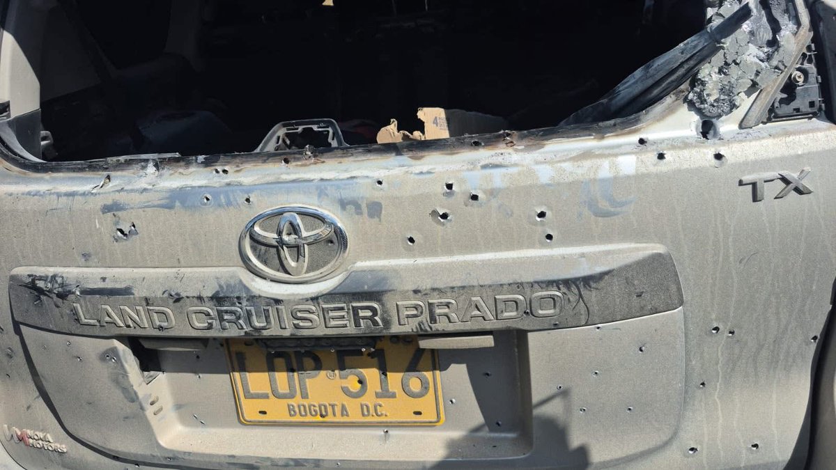 jhonjacome's tweet image. #ATENCIÓN Un policía y un escolta de la UNP, adscritos al esquema de protección del senador @JairoSenador22, fueron asesinados muy cerca de Fortul (Arauca). Las imágenes dan cuenta del violento ataque perpetrado contra el vehículo en el que se movilizaban las dos víctimas.