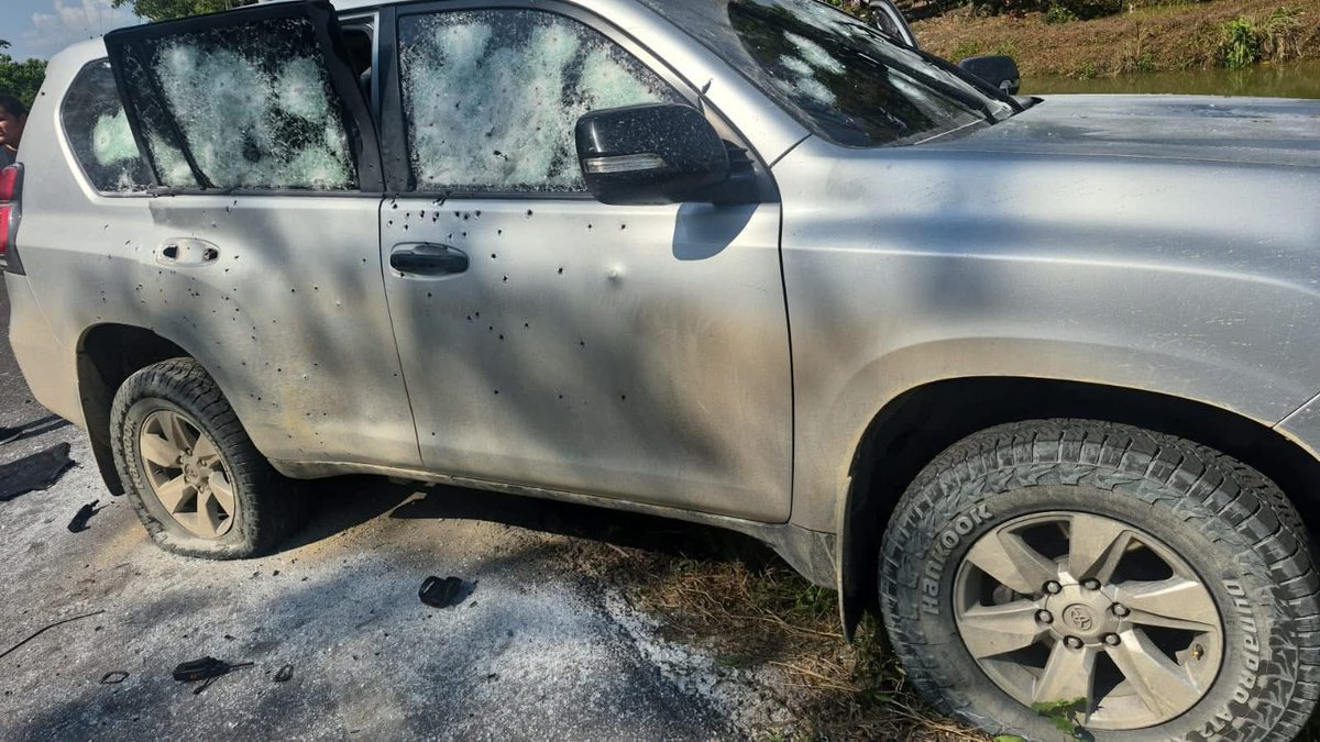 jhonjacome's tweet image. #ATENCIÓN Un policía y un escolta de la UNP, adscritos al esquema de protección del senador @JairoSenador22, fueron asesinados muy cerca de Fortul (Arauca). Las imágenes dan cuenta del violento ataque perpetrado contra el vehículo en el que se movilizaban las dos víctimas.