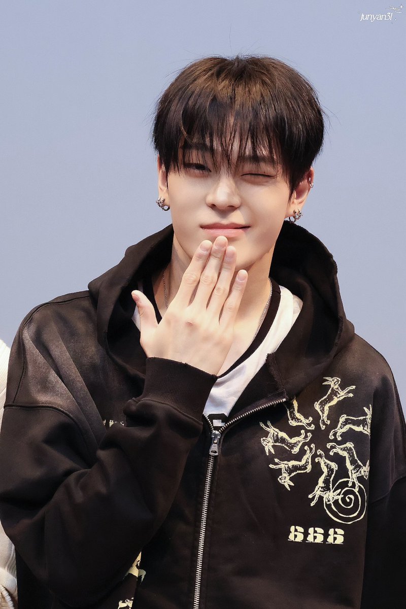 junyan31's tweet photo. 260131 🤭🤏🏻

#휘브 #WHIB #김준민 #KIMJUNMIN https://t.co/GVYpvaVMLG
