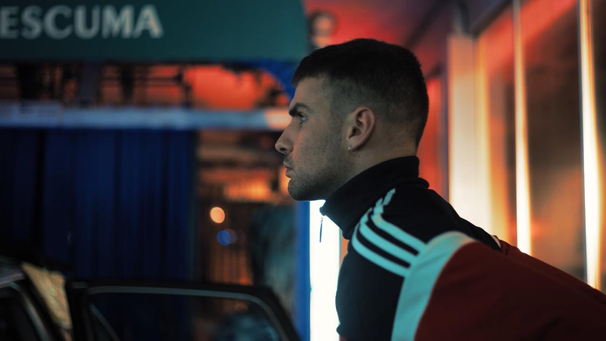 Seco e honesto, “Túnel de lavado” trata a homofobia interiorizada como o grande conflito. Lucas Sogas não promete soluções, apenas registra o instante em que a amizade deixa de ser suficiente para esconder um desejo que o sistema não apaga.
cinematografiaqueer.blogspot.com/2026/02/tunel-…