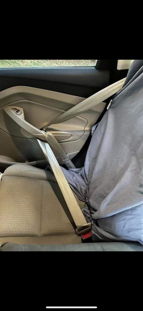 505Cali2's tweet image. I travel alone and always lock my doors down this way at night so no one can open the doors.
It’s an old trucker trick I was taught and hope it helps someone else who didn’t know about it.