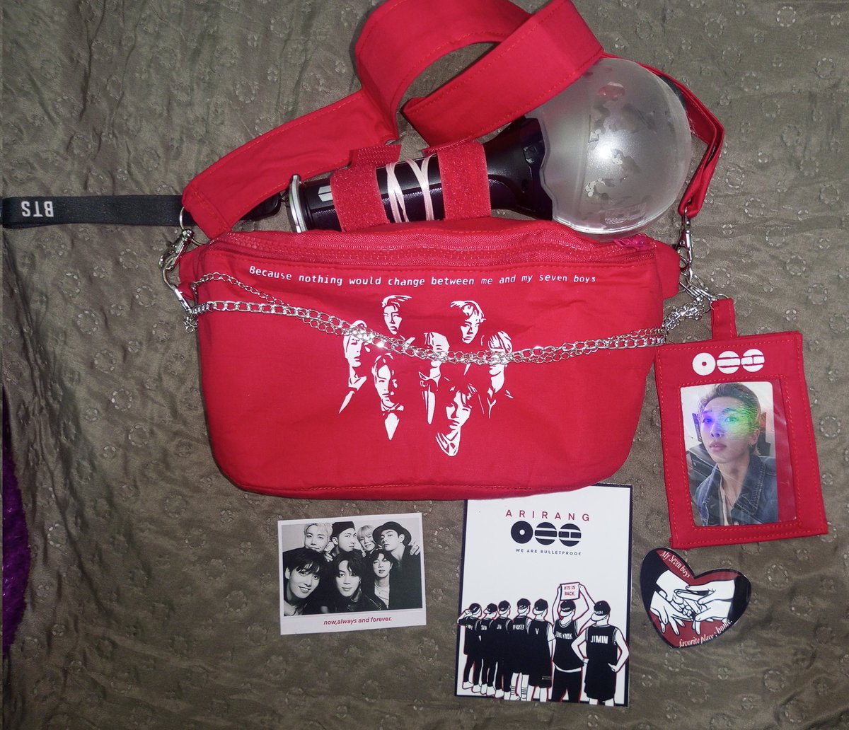 AlehNam95's tweet image. Chegou essa belezura da loja @mydrawsof 
Nossa ela ainda mais linda pessoalmente, e é acolchoada por dentro, e espaçosa, vai ser perfeita para o show
(Não fale sobre a army bomb, te odeio big hit)

Coloquei um photocard do Nam pra ver como ficava 💜