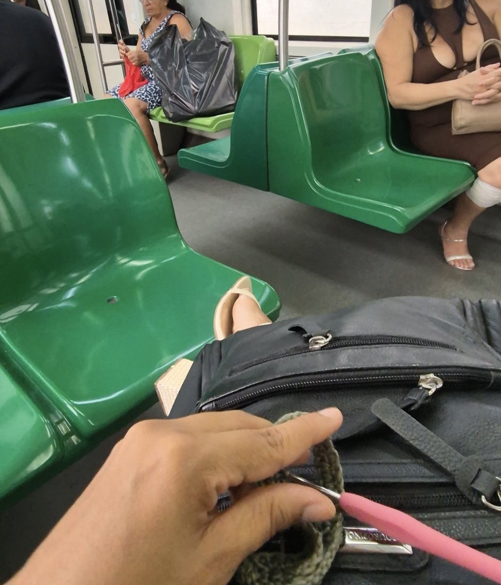 fui performar fazendo croche no vlt e tinha uma senhora fazendo um muito melhor que o meu. competição de performance no transporte público