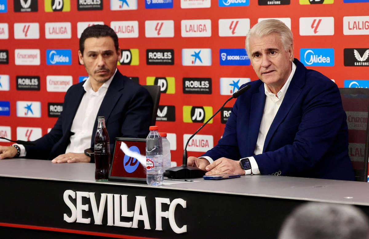 Maralm1's tweet image. Lo nerviosos que tienen que estar estos dos viendo a su Betis en los cuartos de Copa.