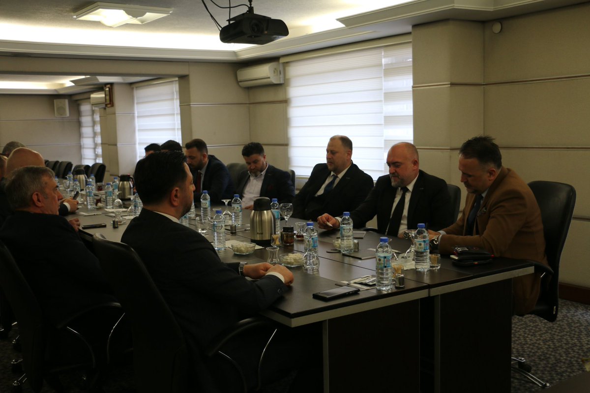 MUSIADAnkara's tweet photo. MÜSİAD Düzce Şubemizin, Ankara Şubemize gerçekleştirdiği nazik ziyaretlerinden memnuniyet duyduk.

Ziyaret kapsamında misafirlerimizi Ankara Şube Başkan Yardımcımız Sayın Ömer Bulut karşıladı.

Şubeler arası dayanışmayı ve istişare kültürünü güçlendiren bu anlamlı ziyaretleri için MÜSİAD Düzce Şubemize teşekkür ediyor, iş birliğimizin artarak devam etmesini temenni ediyoruz.