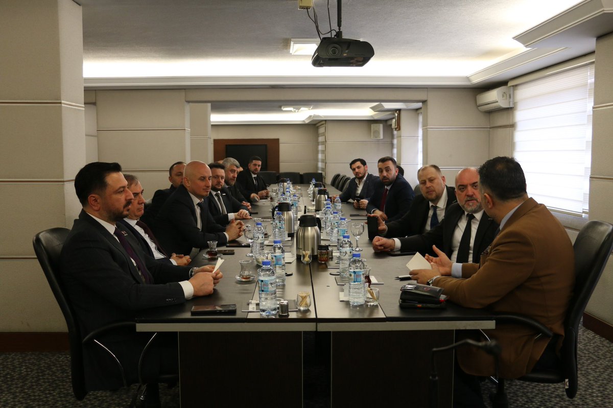 MUSIADAnkara's tweet photo. MÜSİAD Düzce Şubemizin, Ankara Şubemize gerçekleştirdiği nazik ziyaretlerinden memnuniyet duyduk.

Ziyaret kapsamında misafirlerimizi Ankara Şube Başkan Yardımcımız Sayın Ömer Bulut karşıladı.

Şubeler arası dayanışmayı ve istişare kültürünü güçlendiren bu anlamlı ziyaretleri için MÜSİAD Düzce Şubemize teşekkür ediyor, iş birliğimizin artarak devam etmesini temenni ediyoruz.