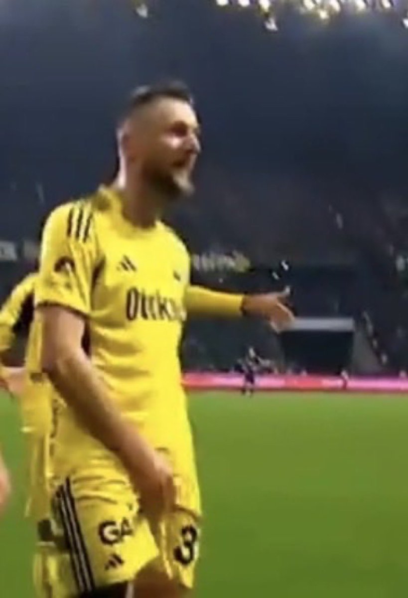 Elin gavuru gelmiş 80 milyon karşısında bu ahlaksızlığı yapmış, bizim yerli ve milli TFF'miz sırf Trabzonspor maçına yetişsin diye bu adama iki maç ceza vermiş..
Ey TFF!!!!
3 puan bu milletin ahlakından daha mı değerli, yazıklar olsun size..